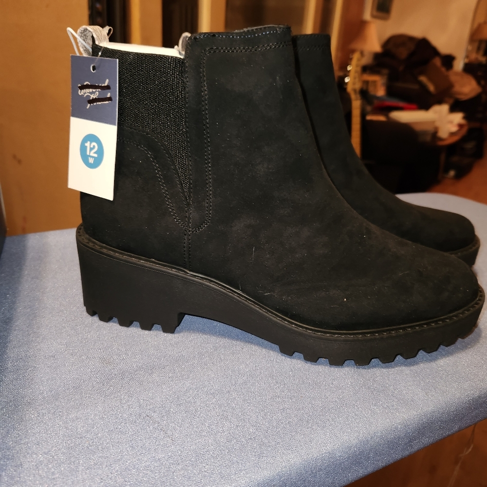 12 Wide Universal Thread TACI Black Faux Suede Side Zipper Ankle Boots